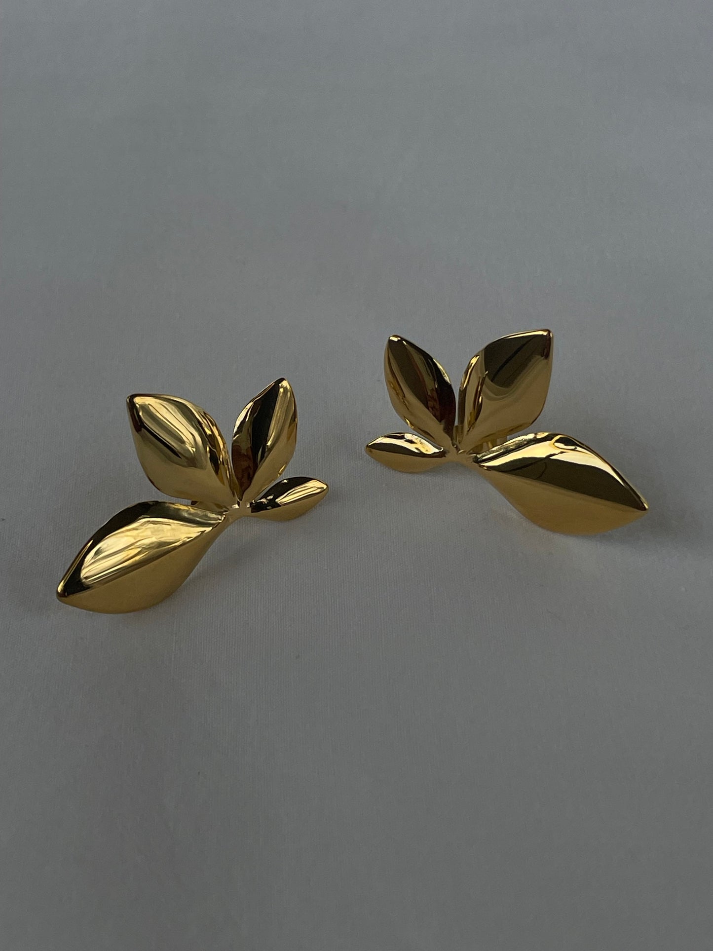 Statement halve bloem oorhangers