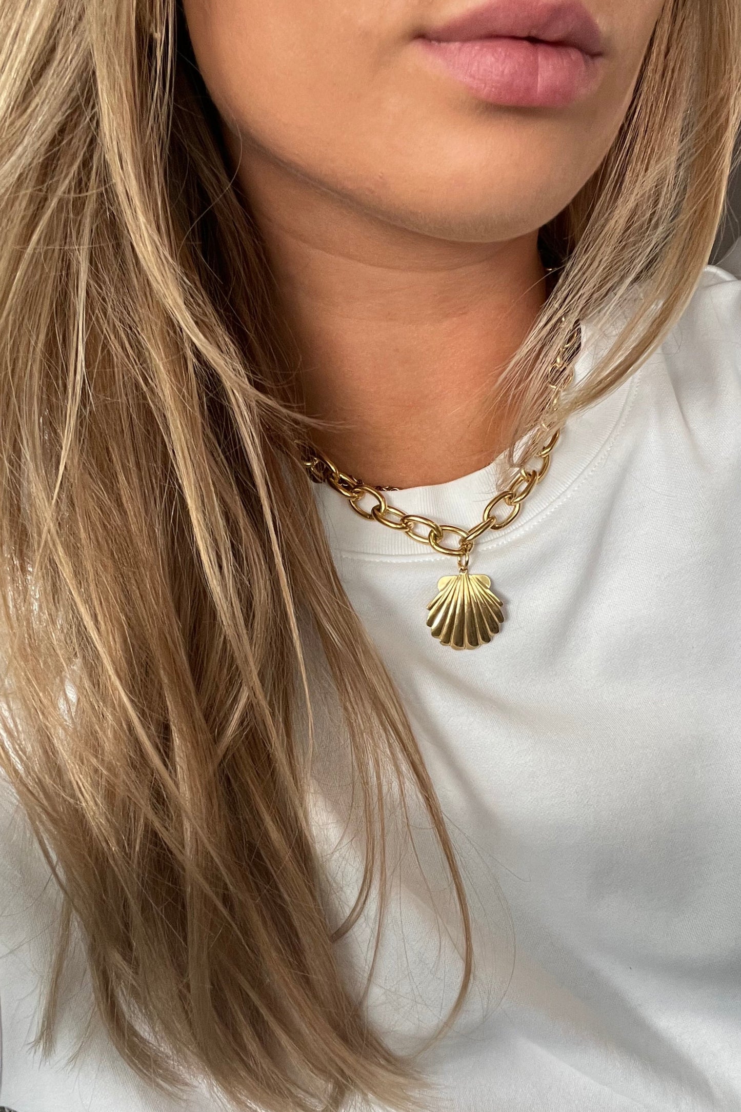 Statement shell necklace