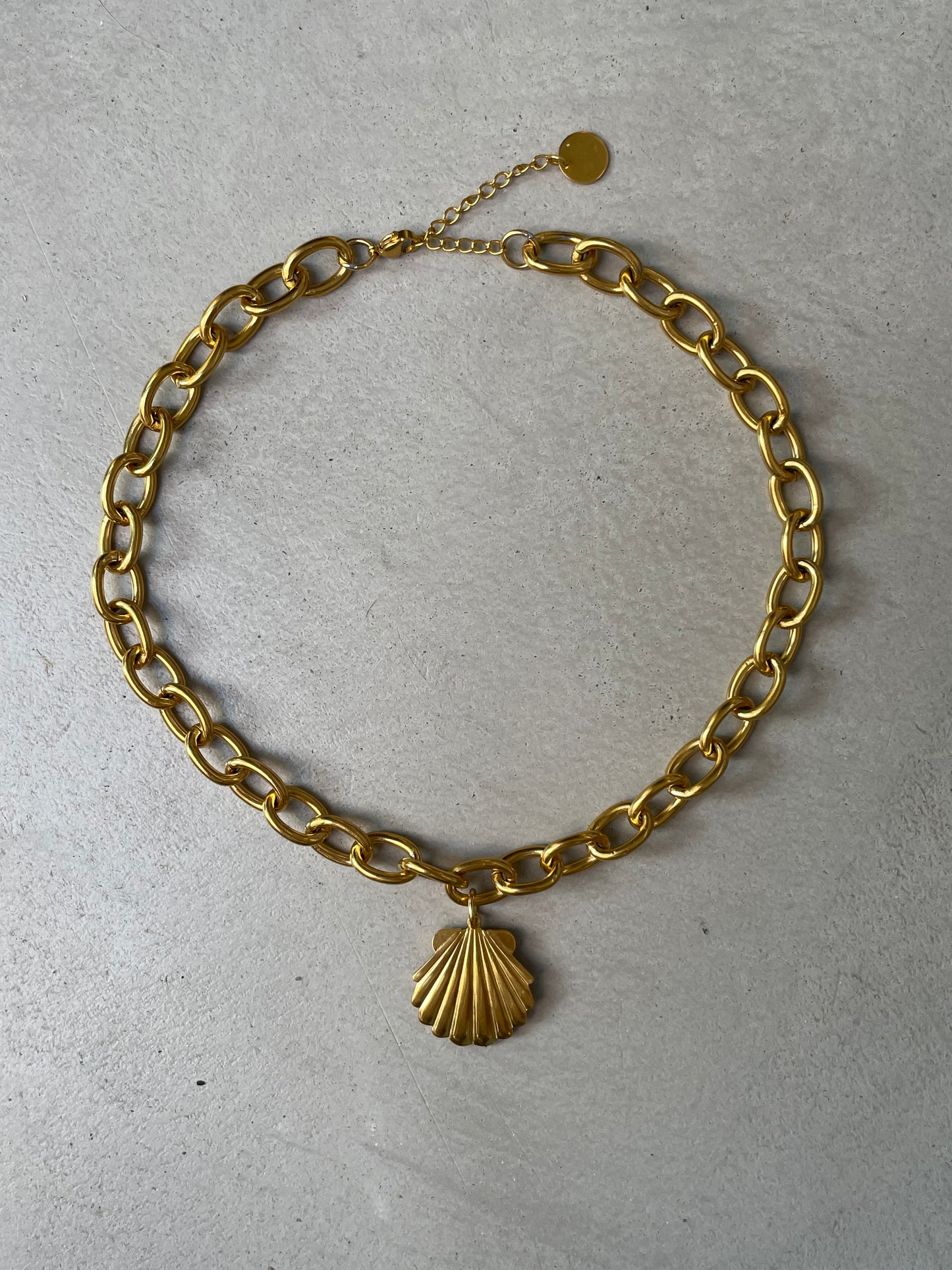 Statement shell necklace